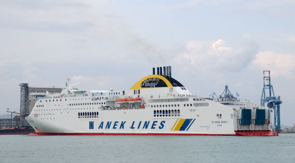 Dann kommt unsere Fähre an, wendet im Hafen und legt rückwärts an. Es ist die Hellenic Spirit (ANEK),32 Knoten schnell, Länge 204 m, Breite 25,8 m, Passagieren 1.850, Fahrzeuge 1.100.