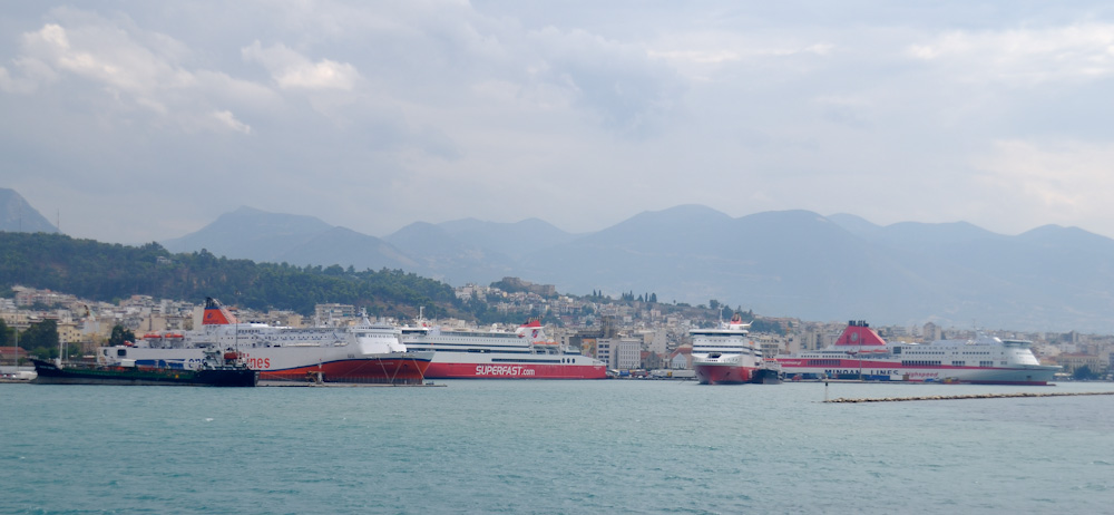 Der Hafen von Patras, pünktlich um 13:30 Uhr Ankunft, und das ist gut so, weil wir müssen ja heute noch weiter nach Piräus, wo unsere Fähre um 21 Uhr nach Heraklion ablegt.