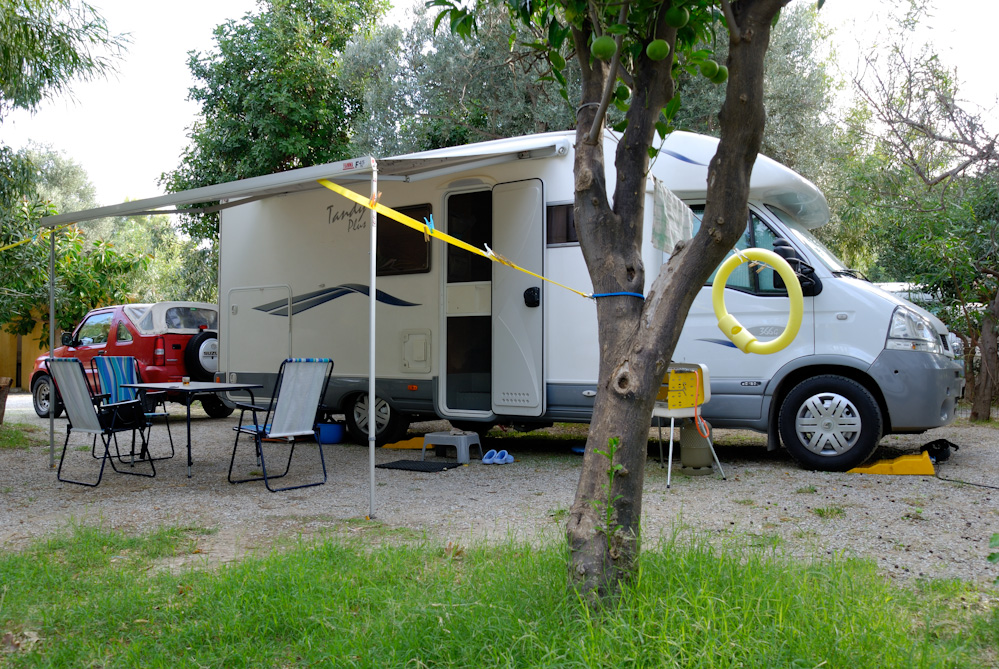 CP NoProblem! Was für ein Glückstreffer, dass wir diesen Platz als nächstes ansteuerten! Der Platz gefällt uns sogut, dass wir einstimmig beschliessen unser Hauptquartier hier aufzuschlagen und die Insel wird per Mietwagen erkundet. Die Lage auf der Insel ist fast optimal, da zentral gelegen und viele archeologische Stätten sind nicht weit entfernt.