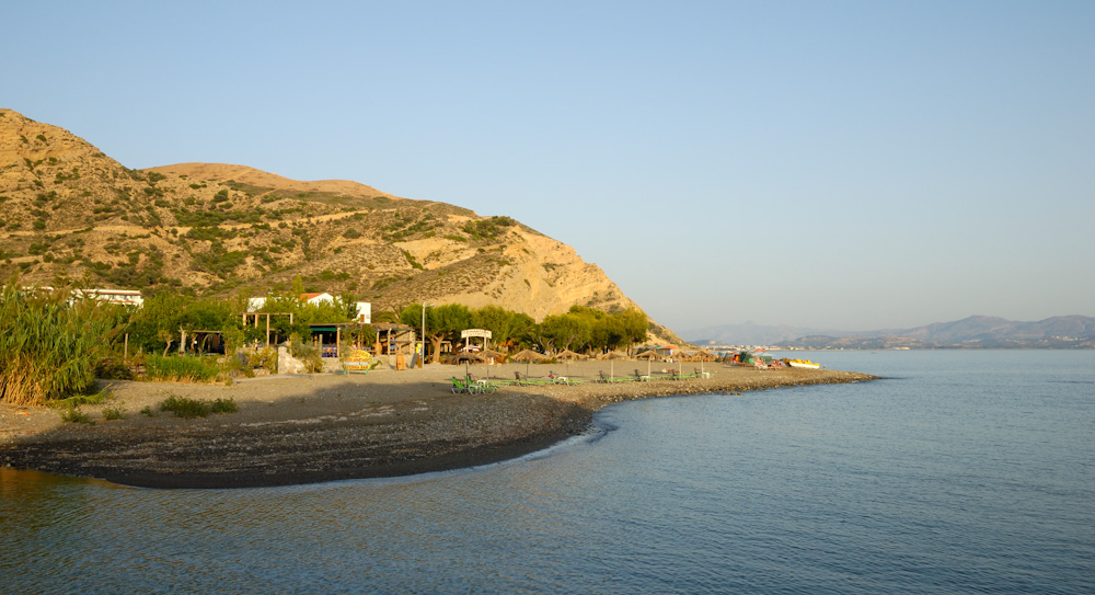 Strand und Tavernen beim CP, sauber und ruhig, das Wasser angenehm warm, hier bleiben wir...