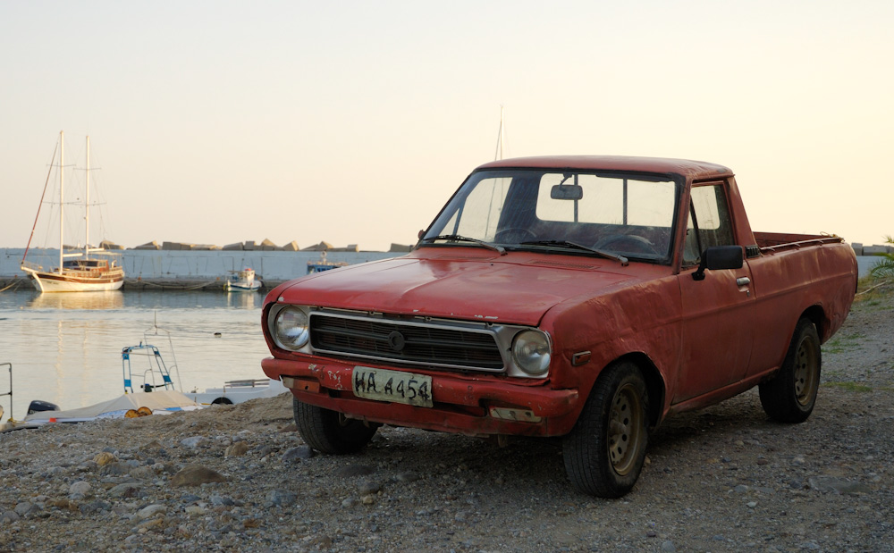 Abends spazieren wir der Promenade entlang nach Agia Galini, dort parkt dieser Pickup. 2010 wollen wir uns eh einen anderen PKW anschaffen, dieser hier wäre zwar pracktisch, kommt aber aufgrund der Farbe nicht in die engere Wahl...:-)