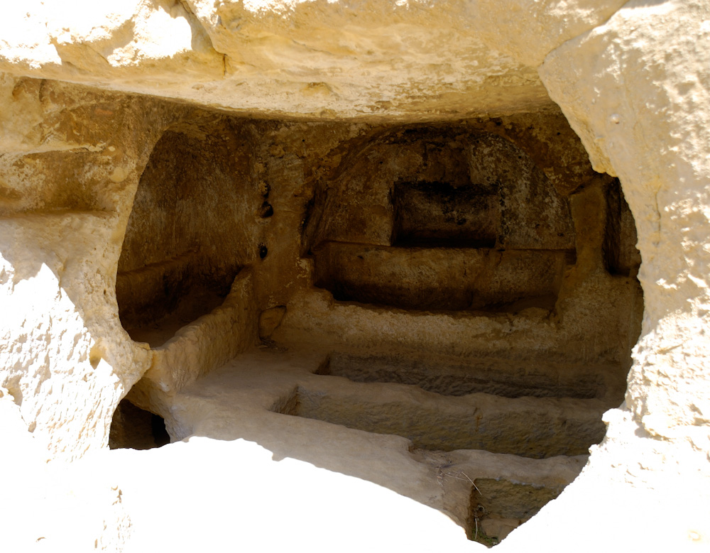 Matala - Grabhöhle mit Bodenvertiefungen zur Bettung der Toten.