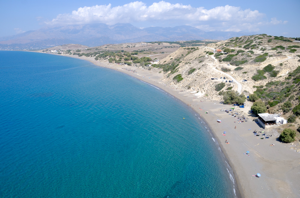 Komos Beach - einer von Kretas Traumstränden, er befindet sich nur wenige Kilometer von Matala entfernt. Während unserer Zeit auf Kreta werden wir noch ein paar mal zum Baden hierher zurückkehren. Auch das Essen in der Taverne ist empfehlenswert.