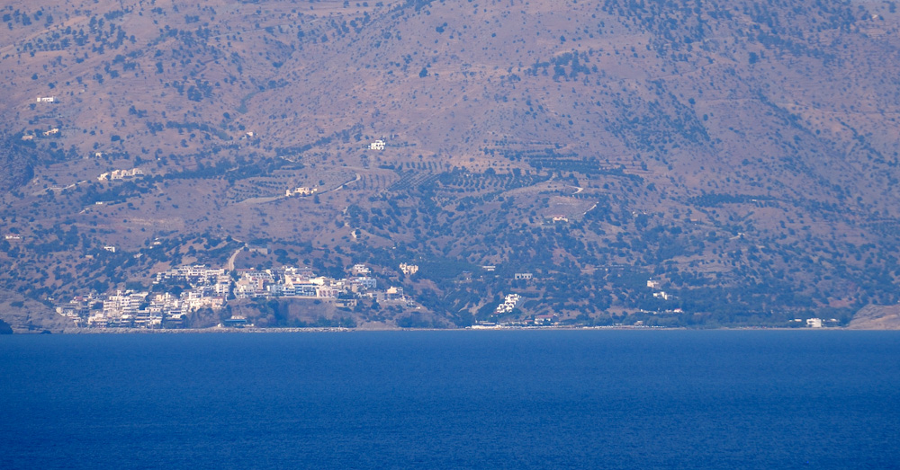 Endlich kann ich auch mal mein 300er Tele einsetzen. Blick über die Messarabucht vom Komos Beach nach Agia Galini.