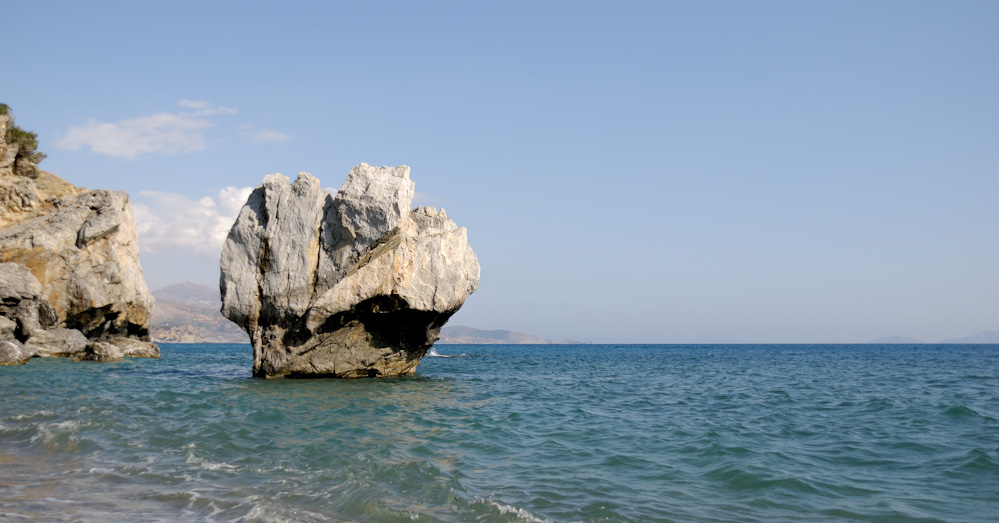 Der Palmenstrand von Preveli hat eine ungefähre Länge von 210 Meter in annähernd Ost-West-Ausrichtung, dabei ist er bis zu 50 Meter breit. Der Sand hat eine etwas dunkle, graue Färbung. Da der Strand, ausgenommen im Winter, viele Besucher anlockt und einige Einheimische sich ihren Unterhalt mit dem Verleih von Tretbooten auf dem „See“ verdienen, sind diese oftmals damit beschäftigt, den Staueffekt am Mündungsbereich durch Sandarbeiten zu verstärken. Zu den Seiten hin wird der Strand steiniger und geht in die begrenzenden Felsen über. An der Ostseite ragt dabei ein einzeln stehender, pilzförmiger Felsblock aus dem ihn umspülenden seichten Meerwasser.