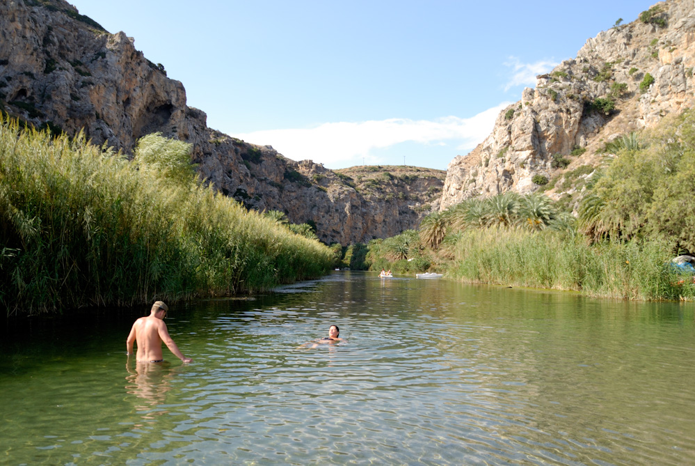 Auf der westlichen Seite des Megalopotamos steht hinter dem Strand unter den Palmen eine kleine Taverne. Eine Brücke über den Bach gibt es im Mündungsbereich nicht. Man muss ihn durchwaten, um ans andere Ufer zu gelangen. Der Abfluss des Baches ins Libysche Meer befindet sich an den Felsen der westlichen Strandseite. Im hinteren Bereich des Strandes, am östlichen Ufer des Sees von Preveli, kampieren auch heute noch einige Aussteiger, die besonders in den 1970er und 1980er Jahren in kleinen Hütten lebend den gesamten abgelegenen Strand beherrschten.