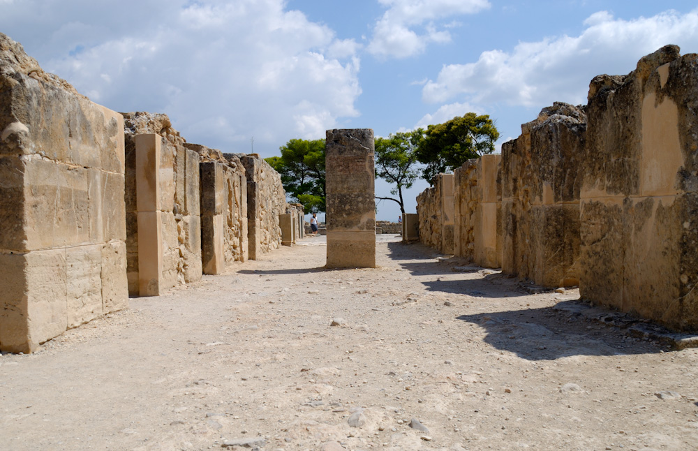 Die „Neupalastzeit“ auf Kreta bestand von 1700 v. Chr. bis etwa 1430 v. Chr. Das Ende dieser Epoche fällt mit der Eroberung der Insel durch die mykenischen Griechen (Achaier) 1450 bis 1425 v. Chr. zusammen. Da die Zerstörung des Palastes von Phaistos durch eine Brandkatastrophe um das Jahr 1450 v. Chr. wie auch der Untergang anderer Palastanlagen auf Kreta in diese Zeit fällt, kann ein Zusammenhang mit den Kriegshandlungen angenommen werden. Andere Historiker favorisieren eine Umweltkatastrophe, wie ein weiteres Erdbeben oder einen Vulkanausbruch, die zum Untergang der minoischen Paläste und Kultur geführt haben könnte. Dem widerspricht allerdings das Weiterbestehen des Palastes von Knossos bis zum Jahre 1375 v. Chr. Phaistos als herrschende Stadt über Südkreta von den Kryoneritis-Bergen bis zum Dikti-Gebirge und sein Hafen Komo wären sicher Hauptangriffsziele der Achaier gewesen. Auf jeden Fall wurde der Palast von Phaistos nach dem Brand um 1450 v. Chr. nicht wieder aufgebaut. Die Siedlung am Hang bestand jedoch in nachminoischer, geometrischer und klassischer Zeit fort. Der Verwaltungssitz wurde wohl nach Agia Triada verlegt, wo ein Megaron eines Herrschers, weitere kleinere Megara und ein Marktplatz entstanden.