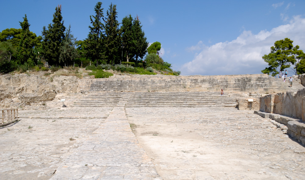 Ab etwa 1200 v. Chr. kam es auch auf Kreta zu einem allmählichen Niedergang der mykenischen Kultur, die auf der Insel wohl als eine Mischform zwischen den Kulturen der achäischen Einwanderer und den minoischen Einheimischen bestand. Danach, seit ungefähr 1000 v. Chr., wurde Kreta durch den griechischen Stamm der Dorer besiedelt. Aus diesem dunklen Zeitalter ist für Phaistos, wie allgemein für Griechenland, wenig überliefert. Mit Ende der geometrischen und Beginn der archaischen Zeit um 750 v. Chr. entwickelte sich Phaistos wie andere griechische Städte zu einem bedeutenden Stadtstaat (Polis). Schon im geometrischen Zeitalter (900–750 v. Chr.) standen über dem Westhof des ehemaligen minoischen Palastes Wohnbereiche, die die Ausgrabungen auch für die archaische (750–500 v. Chr.) und die darauffolgende klassische Zeit (500–336 v. Chr.) belegen. Im 7. Jahrhundert v. Chr. entstanden neue Straßen und Tempel, darunter der Tempel der Göttin Rhea südlich des Mittelhofes des alten Palastes. Die Polis Phaistos beherrschte den Golf von Messara vom Kap Melissa bei Agio Pavlos bis zum Kap Lithino südlich von Matala. Die Grenze zur Hauptkonkurrentin, der Polis Gortyn, verlief im Gebiet von Mires. In klassischer und der ihr folgenden hellenistischen Zeit (336–146 v. Chr.) war Phaisos Sitz eines kretischen Städtebundes. Um das Jahr 180 v. Chr. wurde Phaistos jedoch durch die östliche Nachbarstadt Gortyn unterworfen, die dann in römischer Zeit ab 67 v. Chr. zur Hauptstadt Kretas wurde. Die Stadtstaaten wurden durch die römische Verwaltung aufgelöst und Phaistos bestand nur noch als Siedlung im Schatten Gortyns fort.