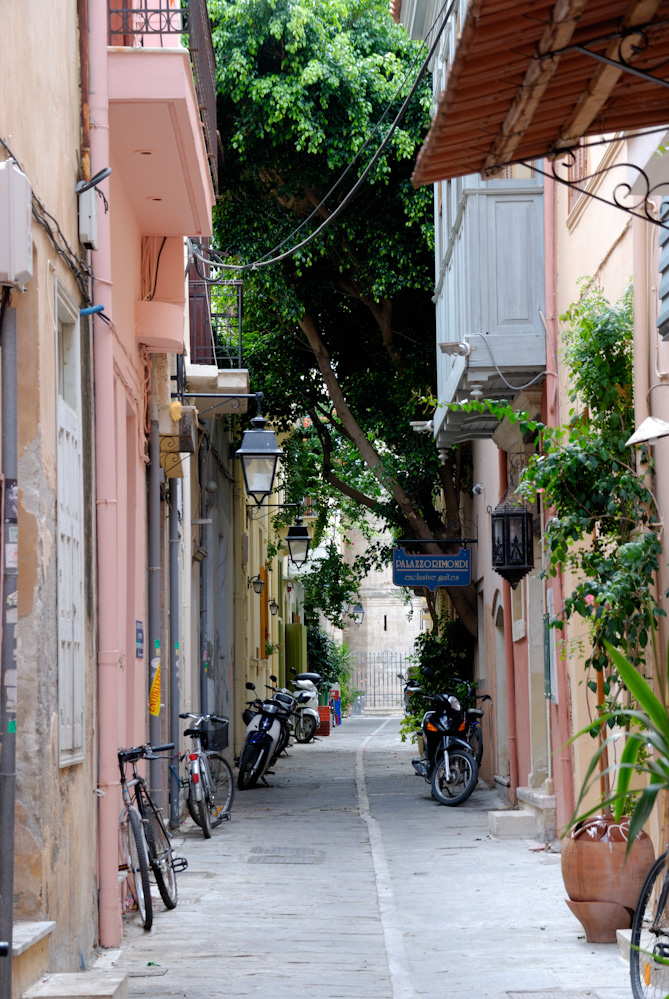 Rethymno - in klassischer und hellenistischer Zeit war das antike Rithymna eine kleine, aber blühende Stadt. Der Name Rithymna ist vorhellenisch und deutet vielleicht auf einen karischen oder lykischen Ursprung. Er ist Inschriften und Funden von in der Stadt geprägten Münzen aus dem 4. und 3. Jahrhundert v. Chr. zu entnehmen. Diese Münzen stellen auf einer Seite einen behelmten Kopf möglicherweise der Götter Apollon oder Athene dar, auf dem Revers sind Meeressymbole abgebildet, wie beispielsweise zwei Delfine oder ein Dreizack. Der heutige Name Rethymno wie auch das Stadtlogo mit den zwei Delfinen sind aus der Zeit der Antike entlehnt.