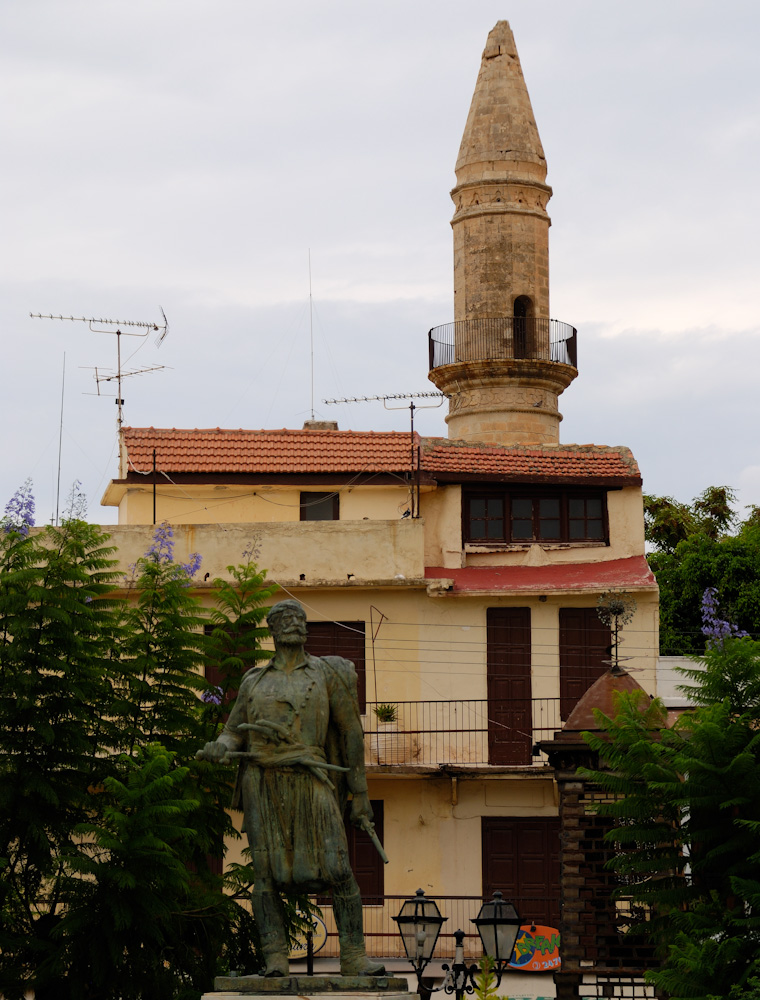 Rethymno, Valide-Sultana-Moschee, Vollständig von Wohngebäuden umschlossen sind die Reste der Valide-Sultana-Moschee, nach der Sultansmutter Kösem Mahpeyker benannt. Das im oberen Stockwerk polygonale Minarett prägt – nur wenige Meter von der Megali Porta gelegen – das Bild der südlichen Altstadt.