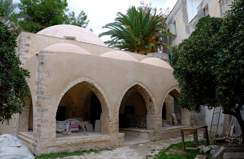 Rethymno, Die Kara-Mousa-Pascha-Moschee aus dem 17. Jahrhundert am östlichen Ende der Arkadiou-Straße wird seit 2006 renoviert. Sie war zu venezianischer Zeit ein der Heiligen Barbara geweihtes Kloster. Benannt wurde die Moschee nach Kara Mustafa Pascha, dem Großwesir des Sultans Ibrahim und 1646 Befehlshaber der osmanischen Truppen bei der Eroberung der Stadt Retimo. Um die Moschee herum können türkische Grabsäulen, sogenannte Mezaria besichtigt werden. Teile des Gebäudes beherbergen heute Werkstätten der byzantinischen Abteilung der Behörde für Archäologie.