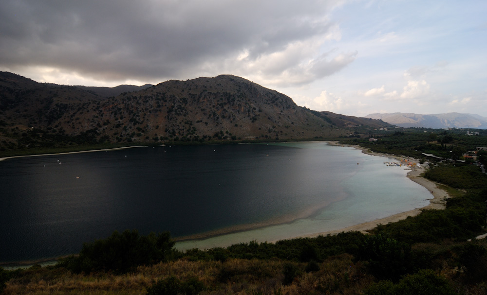 Wir fahren nach Westen und kommen am einzigen natürlichen Süsswassersee Kretas vorbei: Der Kournas-See ist der einzige natürliche Süßwassersee der griechischen Insel Kreta. Er liegt im Westen Kretas nahe der Nordküste in der Nähe von Georgioupoli. Der Abfluss des Sees mündet bei Georgioupolis in das Mittelmeer. Hier leben Wasserschildkröten, Schlangen und verschiedene Libellenarten. Es werden Tretboote verliehen um auf dem See Ausflüge zu unternehmen.
Das Wasser des Sees ist wegen des kalkhaltigen Gesteins der kretischen Berge alkalisch und fühlt sich laugig bis seifig an.