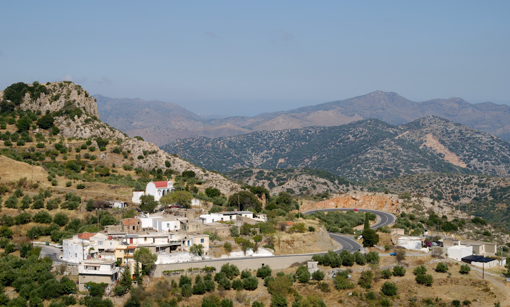 westlich der Lasithi schlängelt sich die Strasse runter nach Agios Nikolaos, aber das zieht sich...