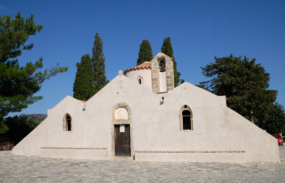 Die bekannte Kirche namens Panagía i Kerá, oftmals auch einfach Panagia Kera genannt, liegt direkt an der Straße unterhalb des Dorfes Kritsa in Griechenland auf Kreta am Rande der Lasithi-Hochebene. Die Kirche stammt aus dem 14. Jahrhundert und beherbergt gut erhaltene und restaurierte Wandmalereien, welche von uns leider nicht besichtigt werden konnten, da die Kirche schon um 14:30 Uhr zusperrte, also sehr touristenunfreundliche Öffnungszeiten!