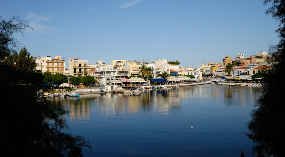 Agios Nikolaos, Nach Angaben der Mythologie soll die Göttin Athene ein Bad im See genommen haben. Eine weitere Legende besagt, dass der See bodenlos und mit der hunderte Kilometer entfernten Insel Santorin verbunden sei. Diese Geschichte stützt sich unter anderem darauf, dass bei einem Erdbeben auf Santorini im Jahr 1956 auch die Wasseroberfläche des Voulismeni-Sees stark erschüttert worden sein soll. Tatsächlich weist der See mit 65 m eine beachtliche Tiefe auf und fällt somit bei einem Durchmesser von maximal 137 m am Ufer stark ab.