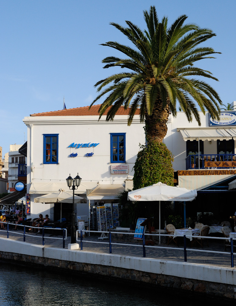 Agios Nikolaos. Der Name der Stadt geht auf die Kirche Agios Nikolaos zurück, die aus dem 10. Jahrhundert stammt und eine der ältesten, noch intakten Kirchen Kretas ist. Die Kirche befindet sich auf einer Halbinsel nordöstlich der Stadt auf einem Gelände, das heute zu einem Luxushotel gehört.