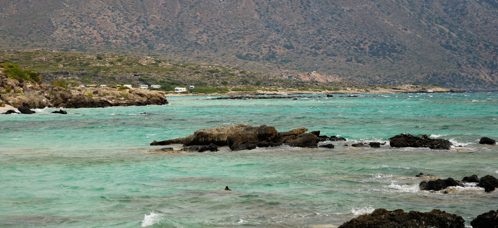 Nach Durchwaten des flachen Wassers einer Sandbank erreicht man die eigentliche Insel Elafonisi. Sie erstreckt sich auf durchschnittlich 330 Meter Breite und 1,5 Kilometer Länge südwestlich ins offene Meer.