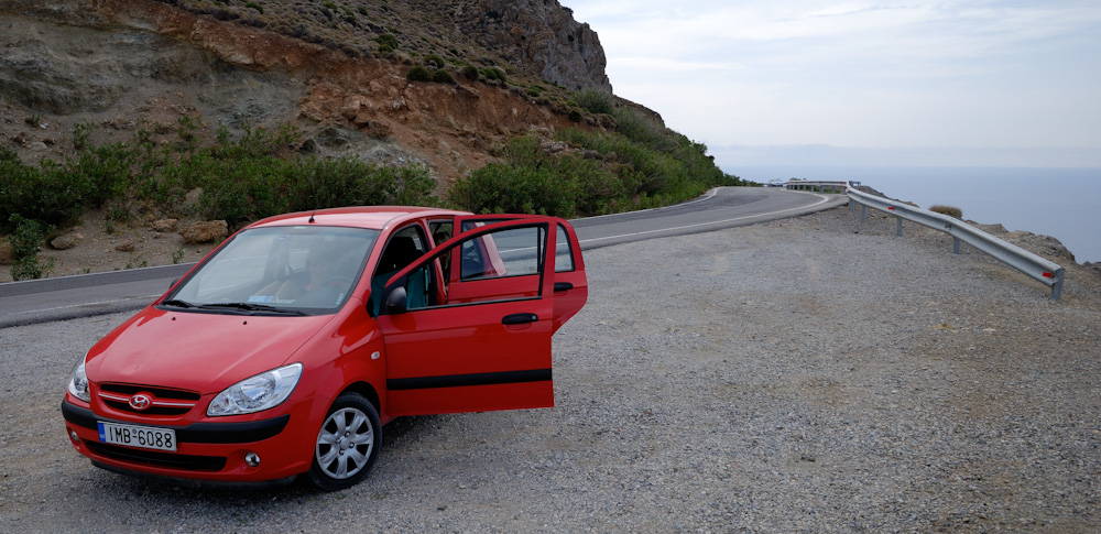 Weiter geht die Fahrt entlang der Westküste Richtung Norden und die Strasse wird auch wieder breiter oberhalb der Livadhi-Bucht. Übrigends haben wir inzwischen das Auto gewechselt, der Hyundai Getz ist für die längeren Etappen einfach besser geeignet als der bockige Jimny.