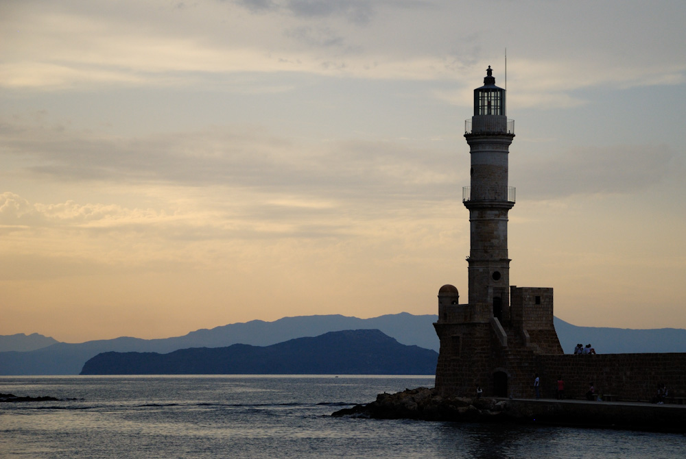 Chania - Der Leuchtturm östlich an der Hafeneinfahrt (Faros, gr.), in den letzten Jahren aufwendig restauriert und stabilisiert, wurde 1830 während der kurzzeitigen ägyptischen Besetzung Kretas auf den Fundamenten des alten venezianischen Leuchtturms an der Hafenmole errichtet. Im 19. Jahrhundert trug er ein spitzes Kegeldach, was ihm noch mehr als heute das Aussehen eines Minaretts verlieh. Das Dach wurde später durch eine Glaskabine für das elektrische Leuchtfeuer ersetzt.