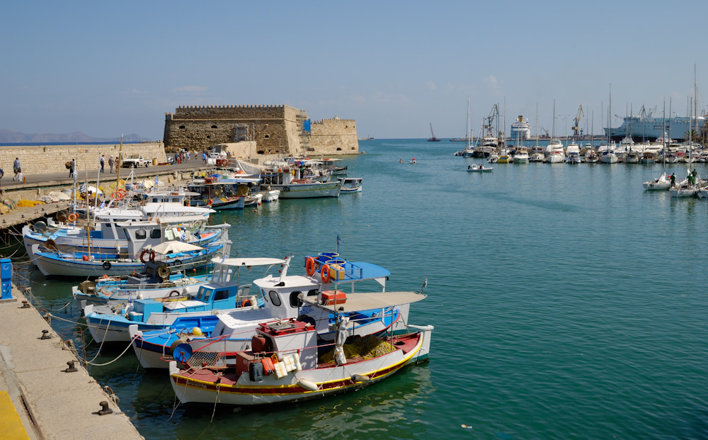 Heraklion, Die Hafenfestung Koules aus dem 16. Jahrhundert am venezianischen Hafen, an dem auch die venezianischen Arsenale (Lagerhallen) erhalten sind, schützte lange Zeit den Zugang zu einem der wichtigsten Häfen der Republik Venedig.