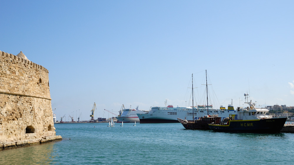 Heraklion, Blick zum neuen Fährhafen. Iraklio ist mit offiziell 137.711 Einwohnern die fünftgrößte Stadt Griechenlands und die größte nicht auf dem Festland gelegene Stadt des Landes. Die wirkliche Einwohneranzahl belief sich 2006 wahrscheinlich auf weit über 200.000.