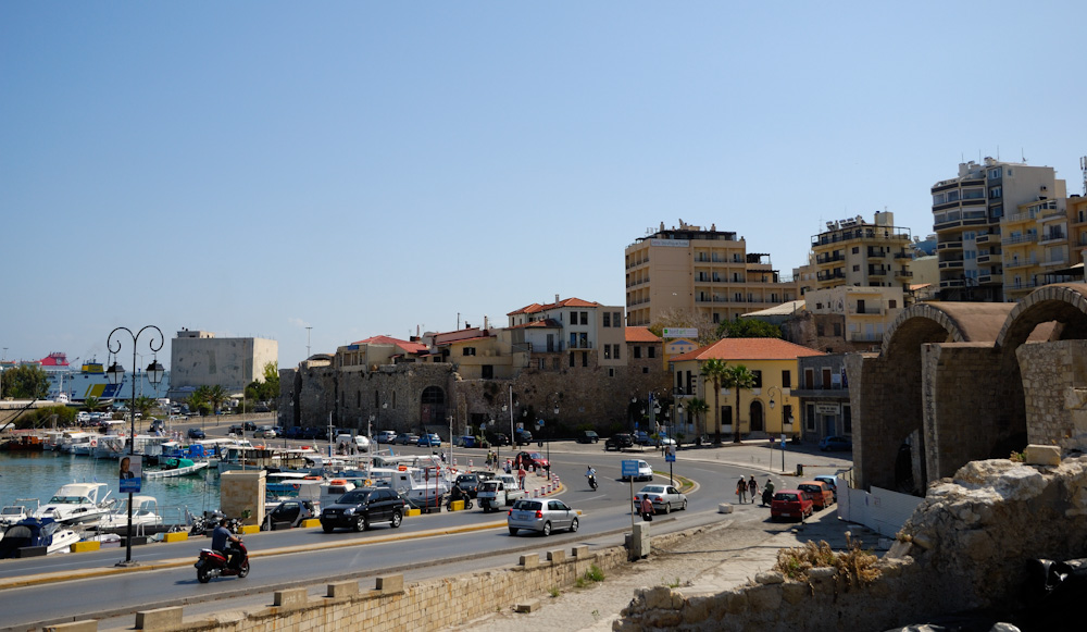 Heraklion, Die Stadt besitzt den wichtigsten Hafen von Kreta mit regelmäßigen Fährverbindungen nach Piräus, Santorin, Rhodos, Kos und Karpathos (via Sitia). Während der Urlaubersaison legen häufig Kreuzfahrtschiffe an.raklio liegt etwa in der Mitte der Nordküste der insgesamt 250 km langen und bis zu 70 km breiten Insel Kreta. Sie ist in einer Küstenebene vor einem fruchtbaren Hügelland direkt an einer Bucht der Ägäis gelegen, etwa vier Kilometer nördlich der Ruinen der minoischen Palastanlage von Knossos. Kreta und damit auch Iraklio ist von April bis Oktober ein hochfrequentierten Touristenziel. Die Entfernung zu den anderen Städten Kretas beträgt nach Chania 130 km, nach Rethymno 75 km, nach Agios Nikolaos 60 km, nach Ierapetra 90 km und nach Sitia 120 km.