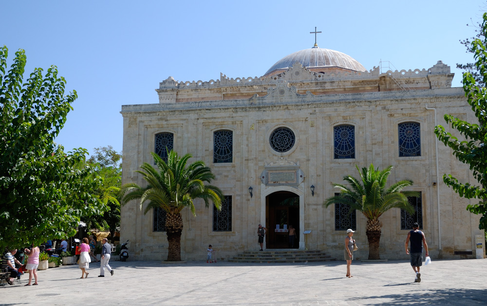 Heraklion, Die Agios-Titos-Kirche, dem ersten Bischof von Kreta geweiht, wurde während der Türkenherrschaft zur Moschee umgebaut. Sie beherbergt mit dem in Gold gefassten Schädel des Heiligen Titos eine hoch verehrte Reliquie.