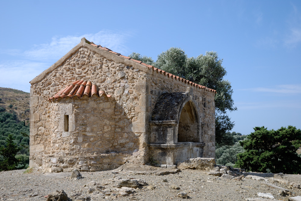 27.9. Agia Triada, Die Kapelle Agios Georgios am Rand der Ausgrabungsstätte von Agia Triada.