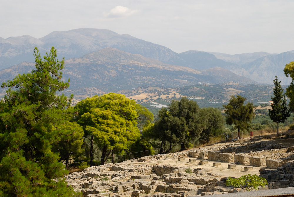 Das minoische Agia Triada entstand am Nordabhang einer Hügelkette, die bis nach Phaistos reicht. Nördlich unterhalb der Ausgrabungsstätte bewässert der Geropotamos  die fruchtbare Messara-Ebene. Der Fluss mündet etwa 3,5 Kilometer westlich von Agia Triada ins Libysche Meer. Der nächstgelegene größere Ort ist Tymbaki nordöstlich der Mündung des Geropotamos mit etwas über 5000 Einwohnern.