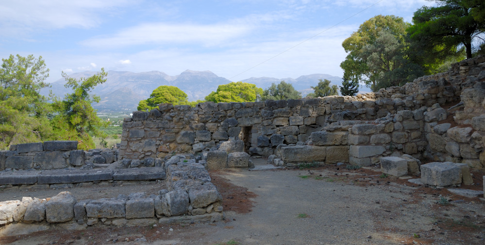 Agia Triada, Zwei Tholos-Gräber (Rundbauten) sowie Häuserreste östlich des umzäunten Grabungsgeländes weisen auf eine Besiedlung des Ortes seit dem 3. Jahrtausend v. Chr. hin. Im minoischen Zeitalter der Neuen Paläste wurde zwischen 1600 und 1550 v. Chr. auf dem Hügel von Agia Triada eine kleine Palastanlage errichtet, die auch als „große minoische Villa“ bezeichnet wird. Die Gebäude sind damit jüngeren Datums als der Palast von Phaistos, dessen Wiederaufbau ab 1600 v. Chr. nach einer vorangegangenen Zerstörung nicht vollendet wurde. Die damals bestehende Siedlung bei Agia Triada lag östlich des Palastes, der als politischer und sakraler Verwaltungssitz gilt.