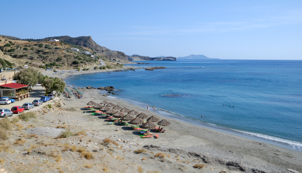 So, Kultur genug für heute, wir fahren westwärts zu einen der schönsten Strände Kretas, Trio Petra. Der Strand ist gut versteckt, die Strasse dorthin eine einzige Baustelle, aber wie man sieht, - es hat sich gelohnt! Noch ein Tipp: die Taverne am Strand, dass Essen ausgezeichnet, die Preise moderat. Das Schnorchelzeug nicht vergessen mitzunehmen, zeitweise fühlte ich mich wie in einem riesigen Aquarium!