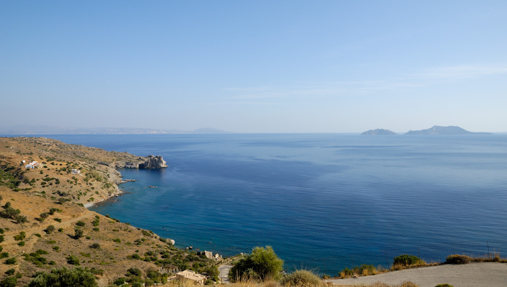 Auf der Strasse oberhalb Agios Pavlos, Blick auf das lybische Meer.