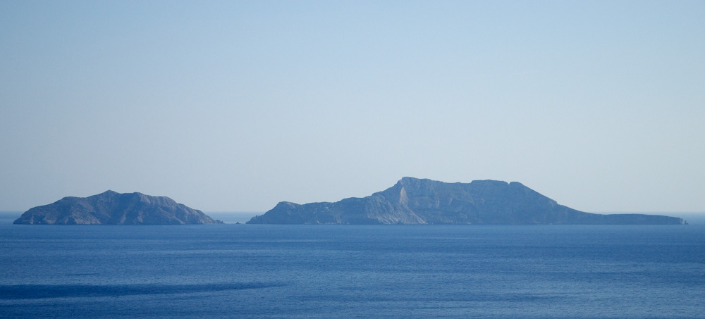 Die Paximadia-Inseln ( „Zwieback-Inseln“) sind zwei unbewohnte Inseln in der Bucht der Messara-Ebene, gelegen etwa zehn Kilometer vor der Küste des südlichen Kreta im lybischen Meer. Vor dem Westende ragt ein alleinstehender Fels turmartig aus dem Meer, aber zu klein, um von einer dritten Insel zu sprechen, ebenso wie ein weiterer zwischen den Inseln gelegener Fels.