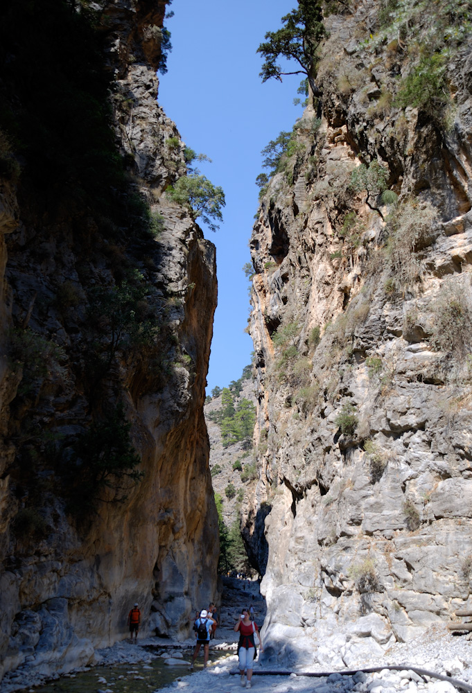 Die Samaria-Schlucht ist einer der touristischen Höhepunkte Kretas; bis zu 4000 Menschen täglich durchwandern sie während der sommerlichen Hochsaison. Die Schlucht wird gesäumt von bis zu 600 m hohen senkrechten Felswänden, die an der engsten Stelle der Schlucht, an der sogenannten „eisernen Pforte“, einen Durchlass von lediglich 3 bis 4 Metern gewähren