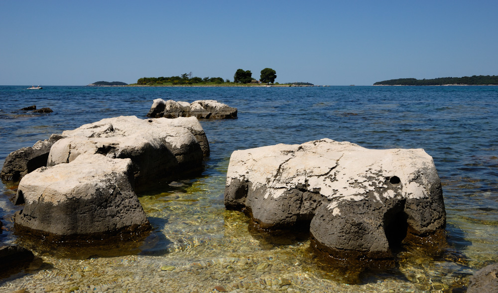 Die Küste beim CP bietet sowohl einen Kiesstrand als auch einen felsigen, zerklüfteten Bereich - optimal zum Schnorcheln, die Wassertemperatur betrug locker 24° !!