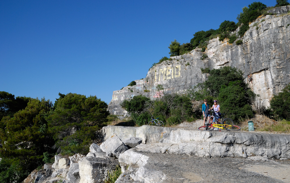 Am Freitag schnappten wir uns die Bikes und fuhren nach Rovinj. Die im Prospekt angegebenen 4 Km waren schon sehr optimistisch angegeben, in Wirklichkeit sind es eher 7-8 Km bis man die malerische Altstadt erreicht hat. Aber was soll´s...., wir stehen ja voll im Training...:-)