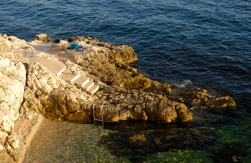 Rovinj, Altstadtlokal, wenn es nachts "zu heiss" wird...hier kann man sich direkt vom Lokal aus abkühlen.