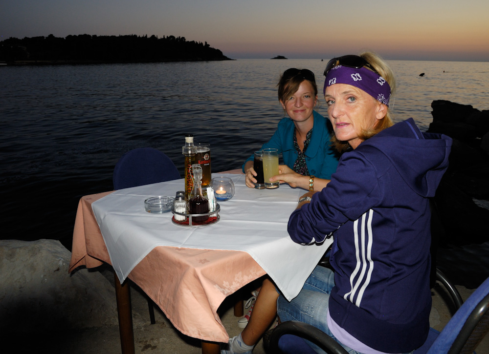 Nach einer ausgedehnten Sightseeing- und einer recht erfolgreichen Shopppingtour ergatterten wir um 21:30 Uhr doch noch einen der sehr begehrten Tische in einer dieser Konobas direkt am Meer am Fusse der Altstadt, das Essen war vorzüglich !