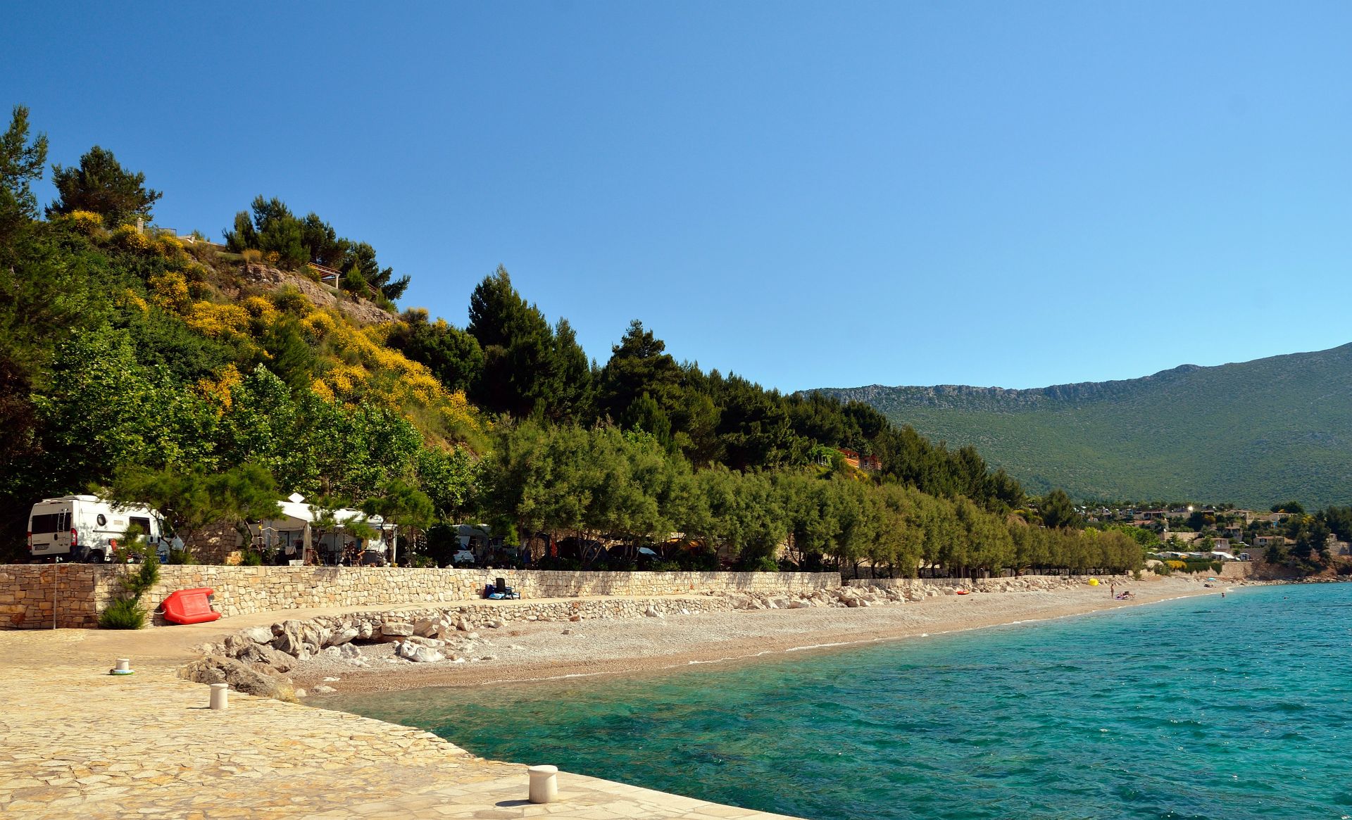 Am Nachmittag nehmen wir die Badesachen und marschieren runter zum Campingplatz-Strand. wir stellen fest: Sauber und gepflegt!