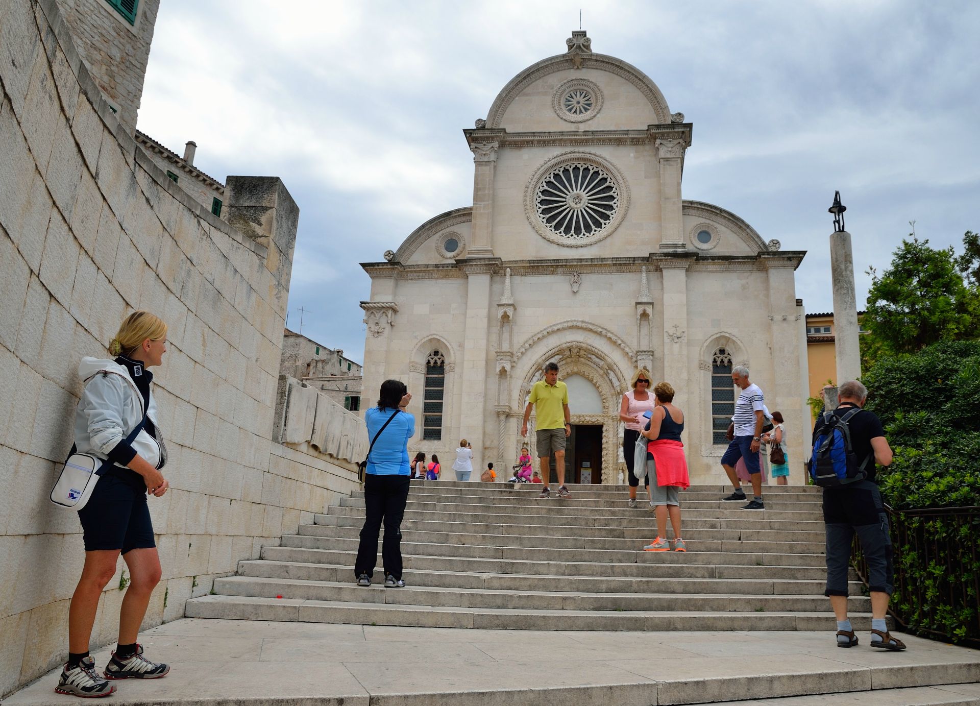 15.6. Es ist leicht bewölkt und hat deutlich abgekühlt, ideal für eine Stadtbesichtigung von Sibenik. Gegen Mittag starten wir die Honda und machen uns auf den Weg. Nach ca. 10 km parken wir die Honda beim Hafen und gehen zu Fuss weiter zur St. Jakobs Kathedrale  (erb. 1431)