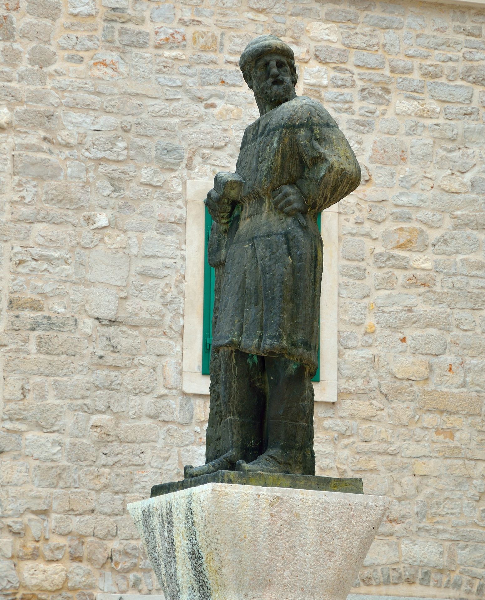 Statue von Juraj Dalmatinac ( sein wichtigstes Werk ist eben diese Kathedrale) vor der St. Jakobs Kathedrale (Künstler: Ivan Mestrovic)