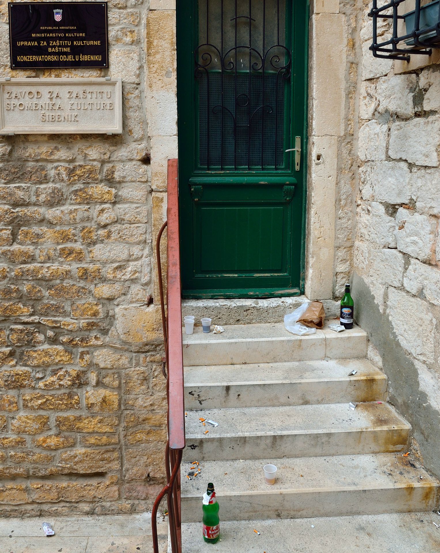 Auf dem Weg in die Altstadt gibt es auch weniger saubere Plätze, Hintereingang einer Kulturbehörde in Sibenik...