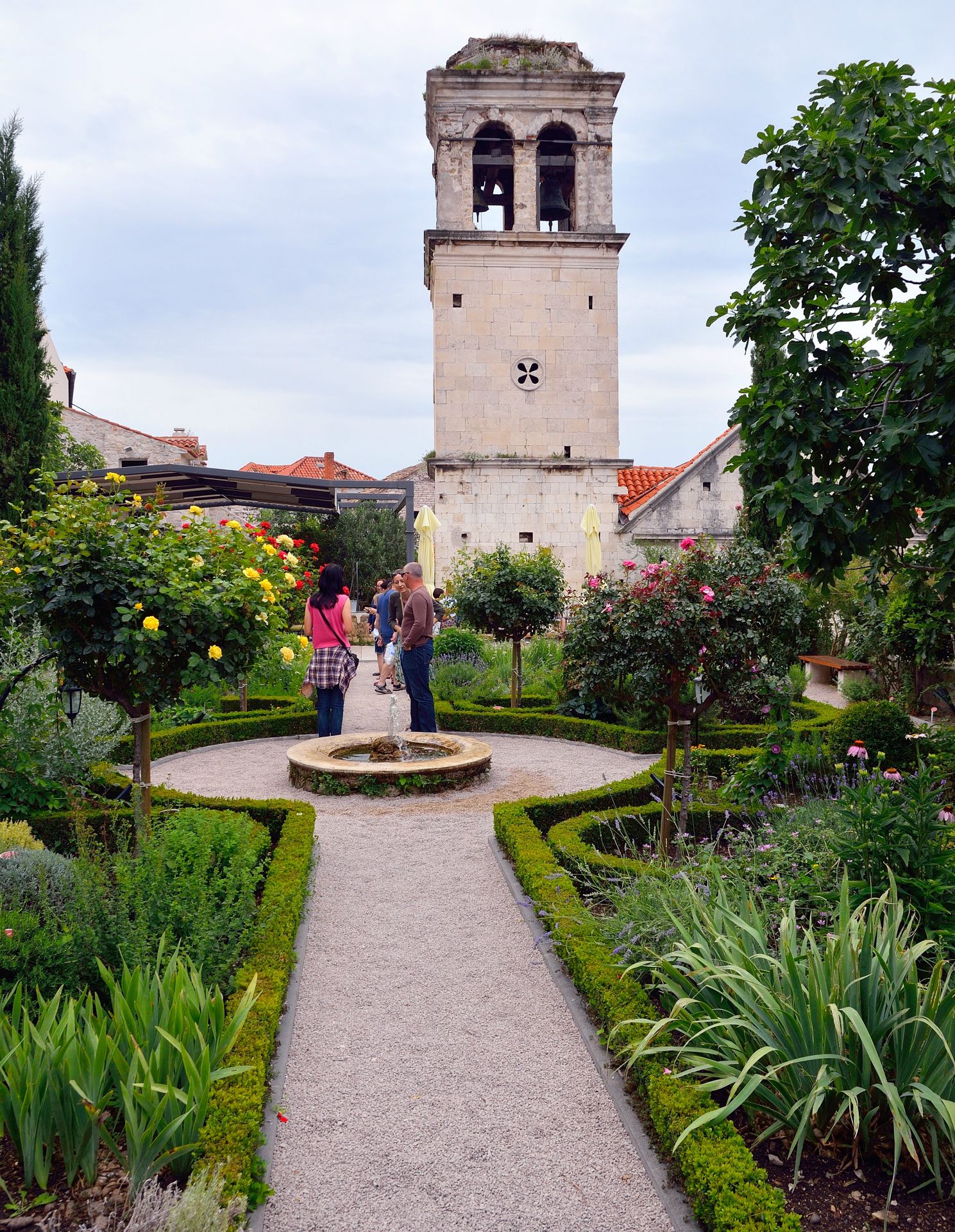 Nach ein paar Minuten sind wir im mittelalterlichen Klostergarten von St. Laurentius. Der Klostergarten folgt dem bekannten mittelalterlichen Schema: Kreuzweg, im Zentrum ein kleiner Brunnen, einfache Parterregestaltung umgeben von Buchsbäumen und wunderschönen altertümlichen und duftenden Rosen. Auf vier Feldern sind Heil- und Gewürzkräuter angebaut. 