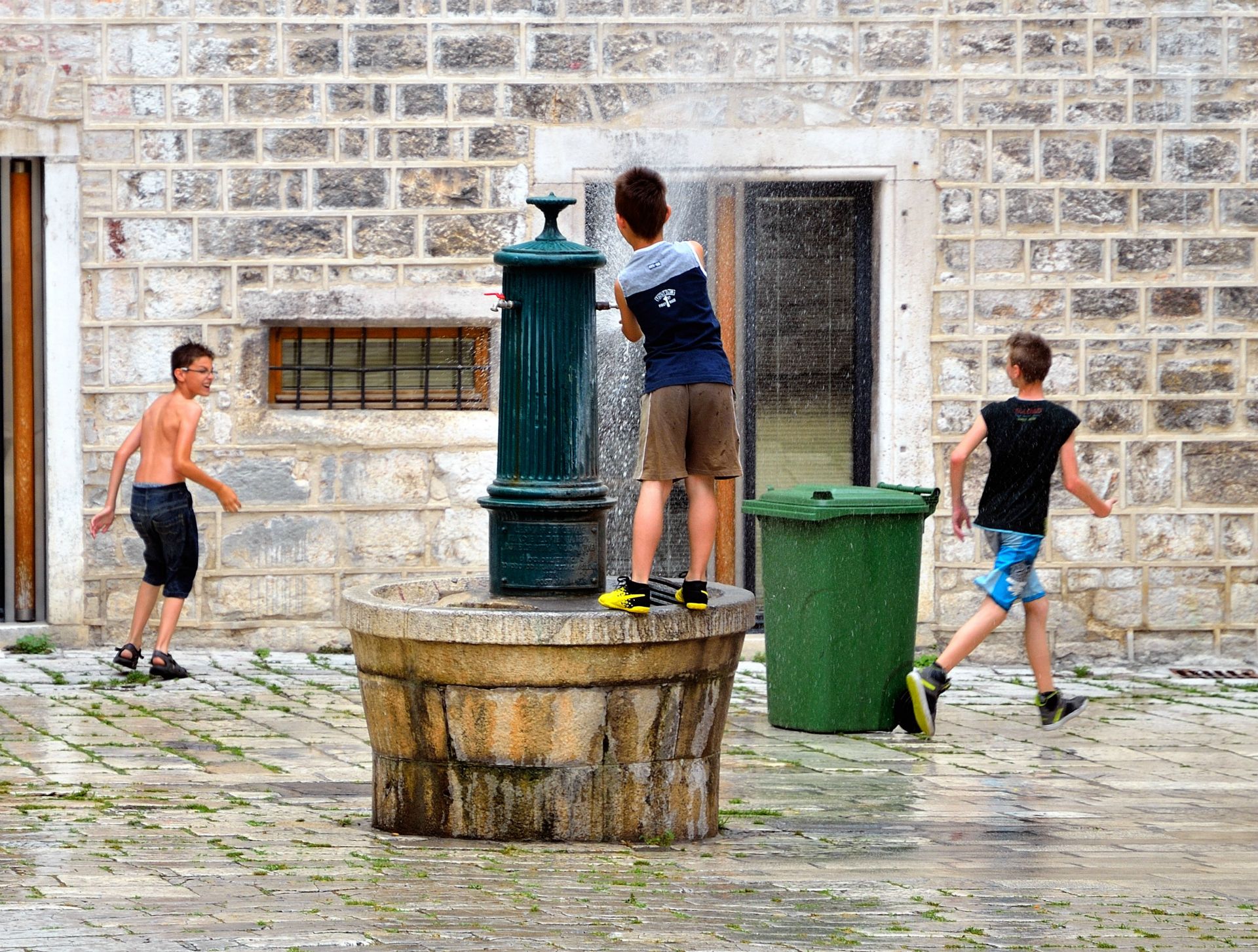 Lustige Wasserspiele in den Gassen von Sibenik...