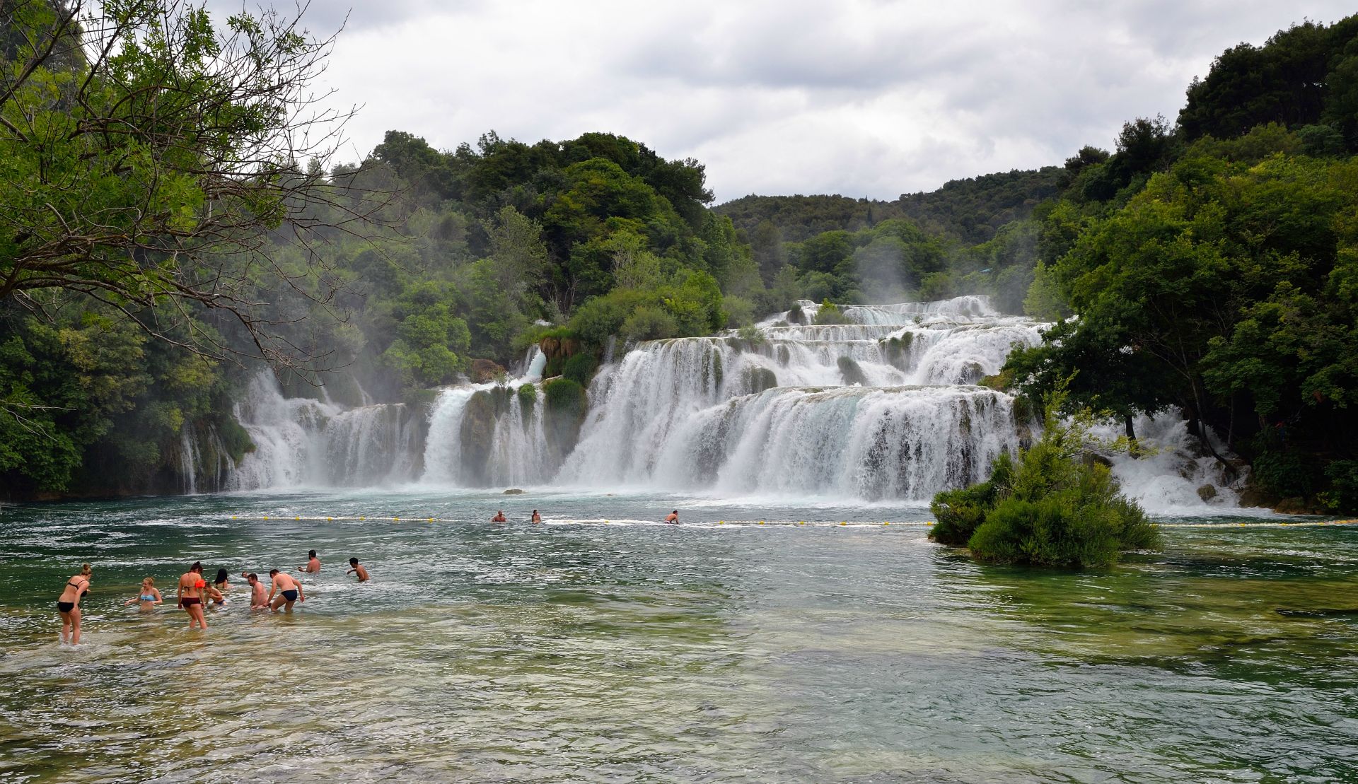 Nationalpark Krka, Der Skradinski buk setzt sich aus Rauwackenbarrieren, Inseln und Seen zusammen, welche dank eines Netzes von Pfaden und Brücken, die einen angenehmen und sicheren Spaziergang ermöglichen, besichtigt werden können....