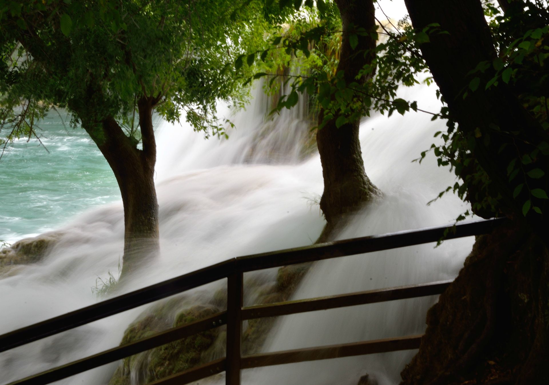 Nationalpark Krka, Skradinski Buk,  Diese formten und veränderten ihre Heimat in früheren Zeiten nach ihrem Gutdünken, heute schiebt man die wandelhafte Struktur des Skradinski Buk eher den Jahreszeiten und der Erosion zu...