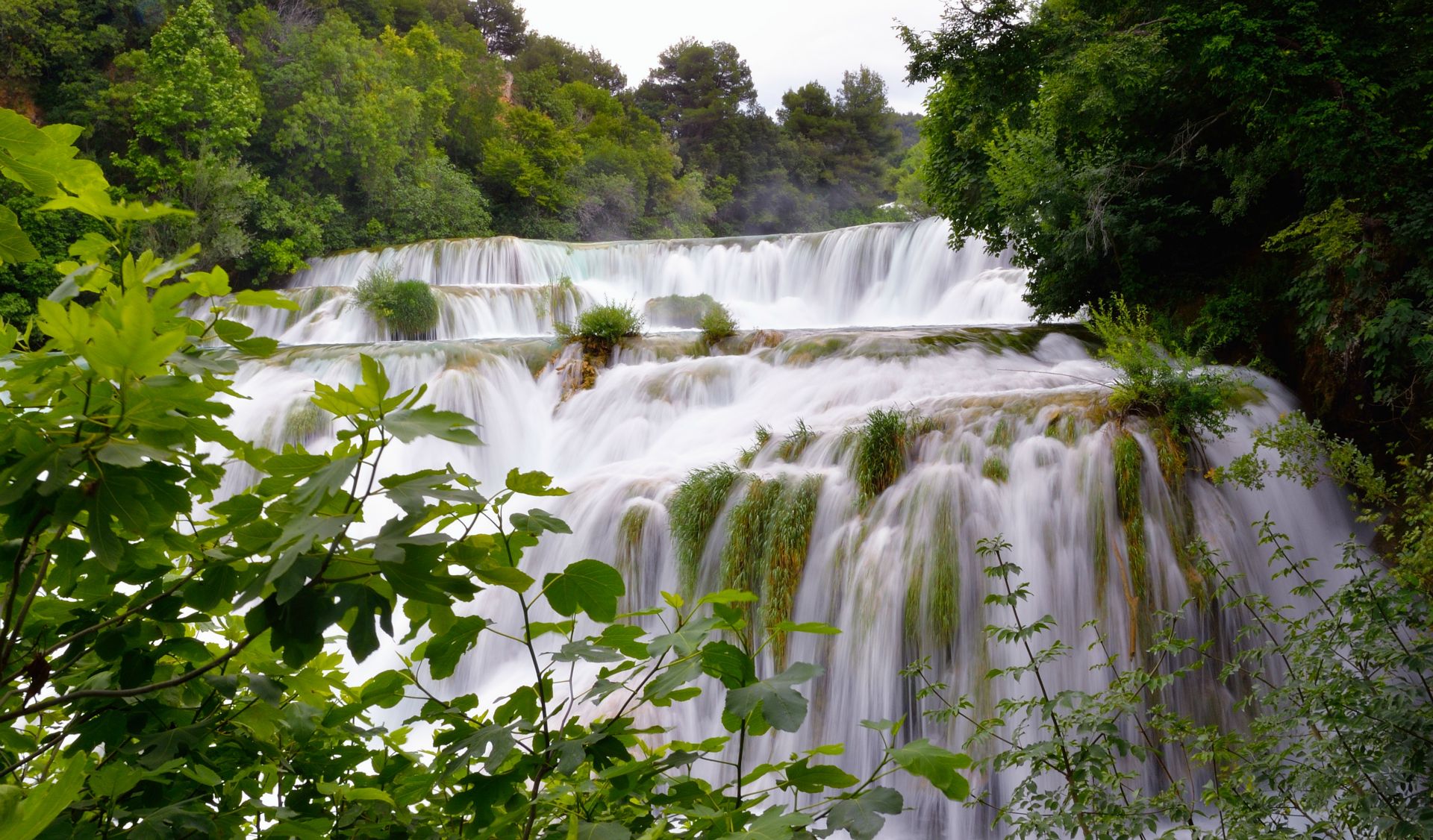 Nationalpark Krka, Skradinski Buk,  Bei der Schneeschmelze donnern hier bis zu 300 Kubikmeter Wasser pro Sekunde über den Karstgrund und die Felsen, und selbst im Sommer, wenn die hier in die Krka mündende Cikola trocken liegt, sind es durchschnittlich noch immer 50. 