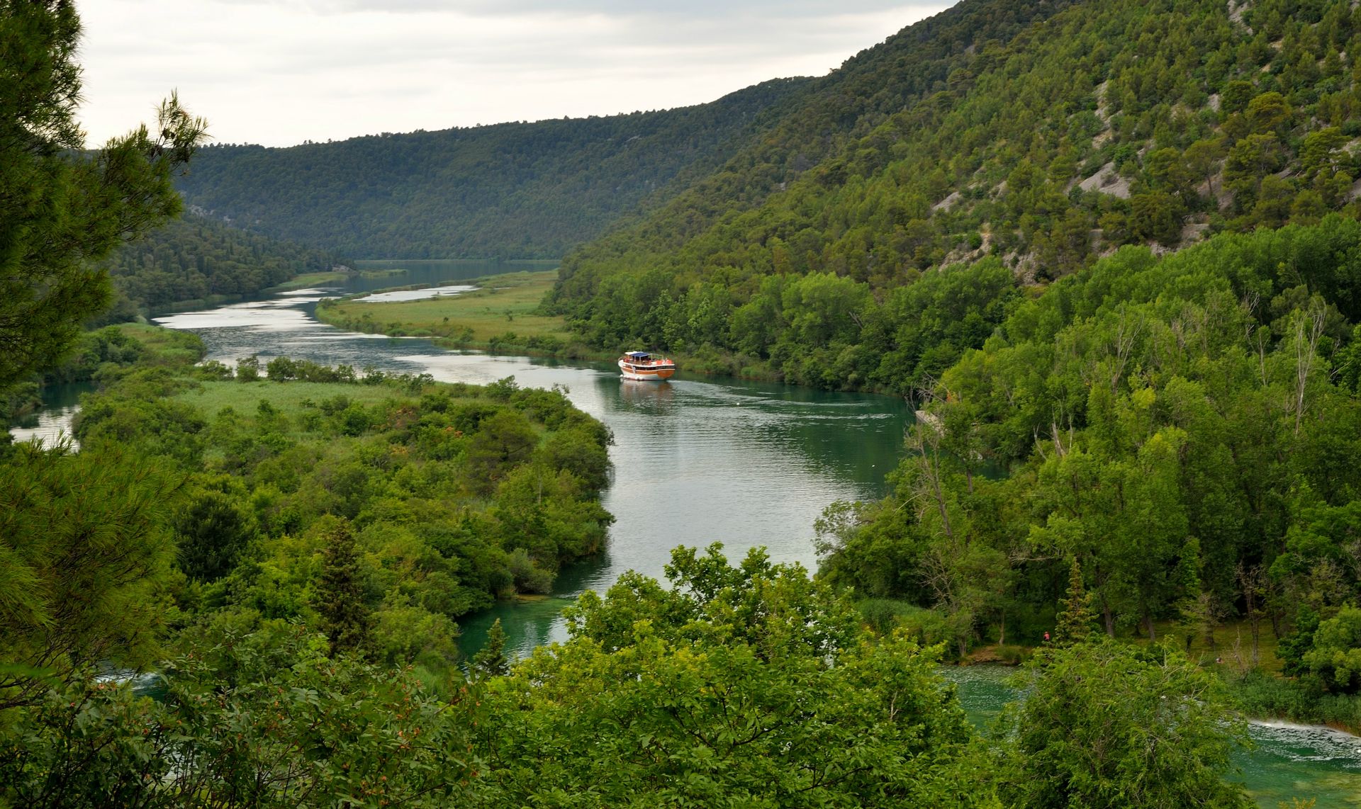 Nationalpark Krka, Natürlich sind auch Ausflugsboote im Nationpark unterwegs...