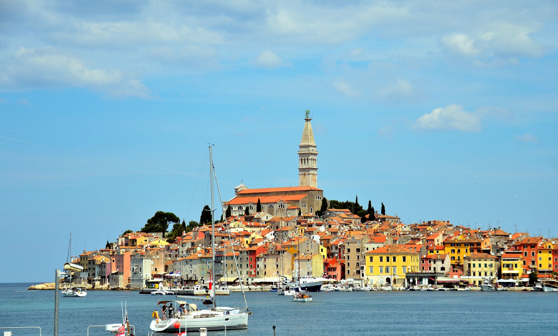 18.6. Am Vormittag schnappen wir uns die Nordic-Walking Stöcke und laufen nach Rovinj. Nach einer 12 km - Tour sind wir mittags wieder beim Womo und verbringen den Nachmittag am Badestrand