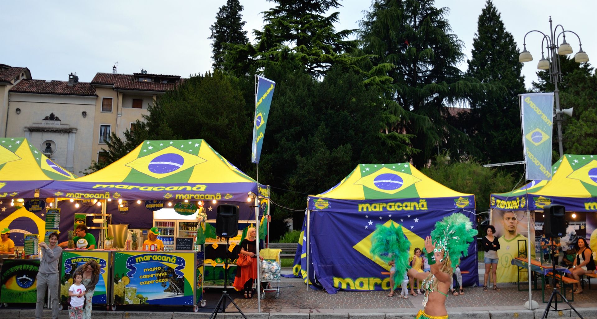 Wir nehmen die Rolltreppe die zur Altstadt führt und glauben in Rio de Janeiro gelandet zu sein. Der gesamte Hauptplatz ist eine grosse Fussball-WM-Party, SAMBA!!!!!!!